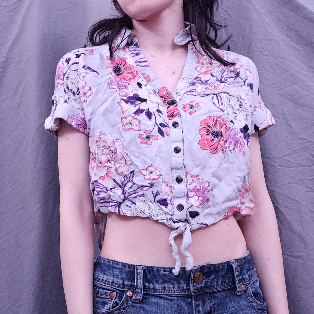 Women's small blue floral buttoned crop top